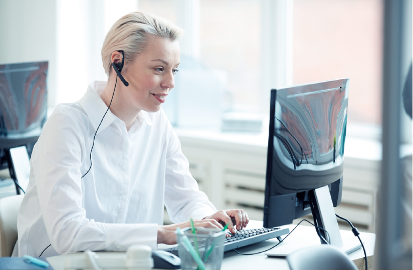 Profissional de excelência no atendimento ao cliente em frente ao computador.